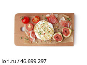 Деревянная доска с вкусным запеченным сыром Камамбер на белом фоне. Стоковое фото, фотограф Pixel_shot / Фотобанк Лори