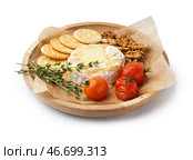 Тарелка вкусного запеченного сыра Камамбер на белом фоне. Стоковое фото, фотограф Pixel_shot / Фотобанк Лори