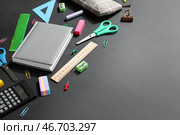 Набор канцелярских принадлежностей на темном фоне. Празднование Дня Пи. Стоковое фото, фотограф Pixel_shot / Фотобанк Лори