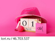 Кубический календарь с датой 1 апреля, праздничный декор и шляпа на розовом фоне. Празднование Дня дурака. Стоковое фото, фотограф Pixel_shot / Фотобанк Лори