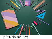 Рамка из различных канцелярских принадлежностей на зеленой доске. Празднование Дня Пи. Стоковое фото, фотограф Pixel_shot / Фотобанк Лори