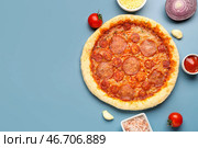 Вкусная пицца пепперони и ингредиенты на синем фоне. Стоковое фото, фотограф Pixel_shot / Фотобанк Лори