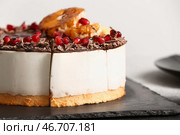 Грифельная доска с вкусным тортом из птичьего молока на столе, крупным планом. Стоковое фото, фотограф Pixel_shot / Фотобанк Лори