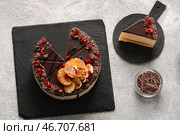 Грифельные доски с вкусным молочным пирогом и шоколадом на светлом фоне. Стоковое фото, фотограф Pixel_shot / Фотобанк Лори
