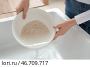 Женщина сливает воду в раковину после промывания риса, крупный план. Стоковое фото, фотограф Pixel_shot / Фотобанк Лори