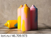 Банки с аэрозольной краской на сером фоне из плитки. Стоковое фото, фотограф Pixel_shot / Фотобанк Лори