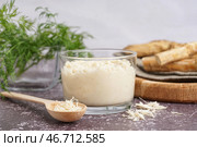 Хреновый соус в миске и ложка с молотым хреном на сером фоне. Стоковое фото, фотограф Pixel_shot / Фотобанк Лори