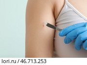 Хирург со скальпелем и родинка на руке женщины на зеленом фоне, крупным планом. Стоковое фото, фотограф Pixel_shot / Фотобанк Лори