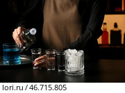 Женщина-бармен со стопками холодного водки на столе в баре. Стоковое фото, фотограф Pixel_shot / Фотобанк Лори