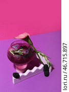 Бокал вкусного коктейля из ежевики с лилией на цветном фоне. Стоковое фото, фотограф Pixel_shot / Фотобанк Лори