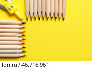 Карандаши и циркуль на желтом фоне, крупный план. Стоковое фото, фотограф Pixel_shot / Фотобанк Лори