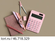 Композиция с ручками, циркулем, калькулятором, блокнотом и ластиком на бежевом фоне. Вид сверху. Стоковое фото, фотограф Pixel_shot / Фотобанк Лори