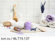 Красивое композиционное оформление с лавандовой морской солью, травяными мешочками и свечой на плиточном фоне. Стоковое фото, фотограф Pixel_shot / Фотобанк Лори