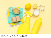 Композиция с различными натуральными чистящими средствами на цветном фоне. Стоковое фото, фотограф Pixel_shot / Фотобанк Лори