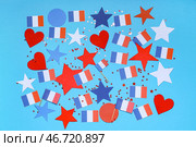 Французские флаги, звезды, сердца и конфетти на синем фоне. Празднование Дня взятия Бастилии. Стоковое фото, фотограф Pixel_shot / Фотобанк Лори