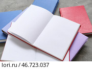 Открывается книга с пустыми страницами на сером грунтовом столе. Стоковое фото, фотограф Pixel_shot / Фотобанк Лори