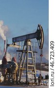Oil pump jack extracting crude oil on a winter day. Стоковое видео, видеограф Константин Шишкин / Фотобанк Лори