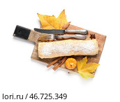 Деревянная доска с вкусным тыквенным штруделем, корицей, звездчатым анисом и осенними листьями на белом фоне. Стоковое фото, фотограф Pixel_shot / Фотобанк Лори