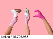 Женские руки с фотоэпилятором и кактусом, показывающим жест сердца на розовом фоне. Концепция депиляции. Стоковое фото, фотограф Pixel_shot / Фотобанк Лори