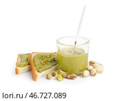 Стекло и кусочки хлеба с вкусной фисташковой пастой на белом фоне. Стоковое фото, фотограф Pixel_shot / Фотобанк Лори