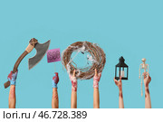Руки зомби с украшениями для празднования Хэллоуина на цветном фоне. Стоковое фото, фотограф Pixel_shot / Фотобанк Лори