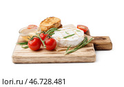 Деревянная доска с вкусным запеченным сыром Камамбер на белом фоне. Стоковое фото, фотограф Pixel_shot / Фотобанк Лори