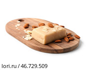 Деревянная доска с вкусной марципановой плиткой, миндальными орехами и хлопьями на белом фоне. Стоковое фото, фотограф Pixel_shot / Фотобанк Лори