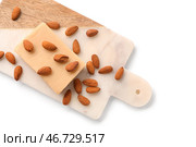 Разделочная доска с вкусным марципановым батончиком и миндальными орехами на белом фоне. Стоковое фото, фотограф Pixel_shot / Фотобанк Лори