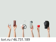 Женские руки с мундштуком, футляром для очков, стетоскопом, сердцем и боксерской перчаткой на белом фоне. Концепция рака простаты. Стоковое фото, фотограф Pixel_shot / Фотобанк Лори