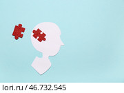 Голова человека из бумаги и кусочки пазла на синем фоне. Месяц осведомленности о рассеянном склерозе. Стоковое фото, фотограф Pixel_shot / Фотобанк Лори