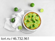 Подставка с вкусным лаймовым тартом с мятой на белом фоне. Стоковое фото, фотограф Pixel_shot / Фотобанк Лори