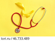 Жёлтая лента и стетоскоп на цветном фоне. Концепция саркомы. Стоковое фото, фотограф Pixel_shot / Фотобанк Лори