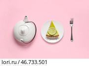 Тарелка с кусочком вкусного лаймового тарта и чайник на розовом фоне. Стоковое фото, фотограф Pixel_shot / Фотобанк Лори
