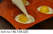 Pastry bag filling a flexible silicone mold with mousse. Стоковое фото, фотограф David Kashakhi / Фотобанк Лори