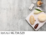 Морская соль, губка для ванны, массажная щетка для тела, бутылочка с сывороткой, пемза, цветок лилии и куски мыла на фоне в стиле гранж. Стоковое фото, фотограф Pixel_shot / Фотобанк Лори