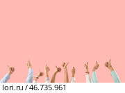 Множество рук, показывающих большой палец вверх, на розовом фоне. Стоковое фото, фотограф Pixel_shot / Фотобанк Лори