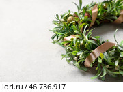 Красивый венок из омелы с лентой на фоне с эффектом состаривания бежевого цвета. Стоковое фото, фотограф Pixel_shot / Фотобанк Лори
