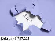 Слово ПРАВИЛА видно через разорванную сиреневую бумагу на белом фоне. Стоковое фото, фотограф Pixel_shot / Фотобанк Лори