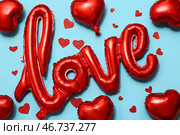 Воздушные шары в форме слова "LOVE" и сердец на синем фоне. Празднование Дня святого Валентина. Стоковое фото, фотограф Pixel_shot / Фотобанк Лори