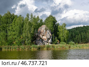 Скала Ковдымов столб - горная вершина, расположенная на берегу реки Исеть в городе Каменск-Уральский, Свердловская область (2024 год). Стоковое фото, фотограф Pukhov K / Фотобанк Лори