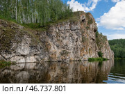 Скала Филин - самая длинная и высокая скала на реке Исеть в городе Каменск-Уральский Свердловской области (2024 год). Стоковое фото, фотограф Pukhov K / Фотобанк Лори
