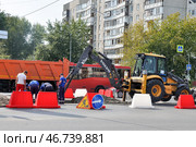 Дорожные работы. Город Тюмень Улица 50 лет Октября (2015 год). Редакционное фото, фотограф Александр Тараканов / Фотобанк Лори