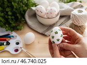 Раскрашивание пасхальных куриных яиц, подготовка к празднованию Светлой Пасхи. Стоковое фото, фотограф Оксана Шведкова / Фотобанк Лори