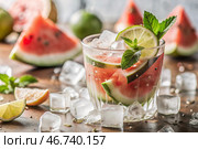 Fresh delicious watermelon lemonade, mint, ice cubes and pieces of watermelon. A summer refreshing drink. Стоковое AI-изображение, AI-художник Photojuli / Фотобанк Лори