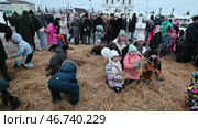 Дети кидают друг в друга солому. Масленица. Город Ялуторовск. Редакционное видео, видеограф Александр Тараканов / Фотобанк Лори