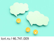 Бумажные лица для споров с пустыми облачками речи на бирюзовом фоне. Стоковое фото, фотограф Pixel_shot / Фотобанк Лори