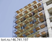 Фасад современного строящегося высотного здания. The facade of modern residential building under construction. Стоковое фото, фотограф Татьяна Д / Фотобанк Лори