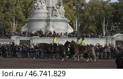 Close-up of Royal Guards on parade near the Buckingham Palace against the blue sky. Стоковое фото, фотограф David Kashakhi / Фотобанк Лори