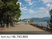 Вид с острова Изола-Белла ( Isola Bella). Изола-деи-Пескатори (Isola dei Pescatori), рыбацкий остров на озере Маджоре (Maggiore). Борромейские острова, Пьемонт Стреза, Италия (2018 год). Стоковое фото, фотограф Дымов Игорь / Фотобанк Лори