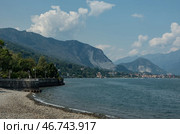 Пляж и городская набережная в Стрезе (Stresa), озеро Маджоре (Maggiore ), Италия, Европа (2018 год). Стоковое фото, фотограф Дымов Игорь / Фотобанк Лори